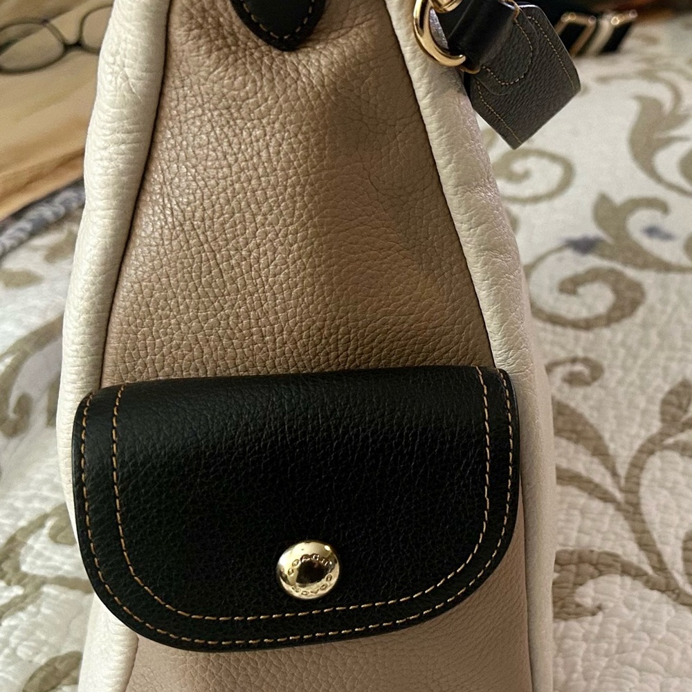 Coach cream colored shoulder bag. Like New - Picture 2 of 5
